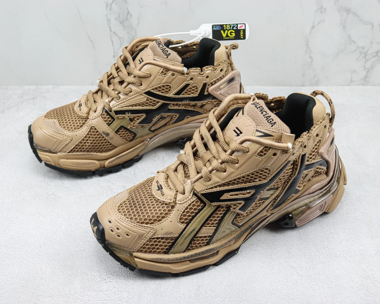 Balenciaga Runner বেইজ এবং কালো চাঙ্কি স্নিকার 4