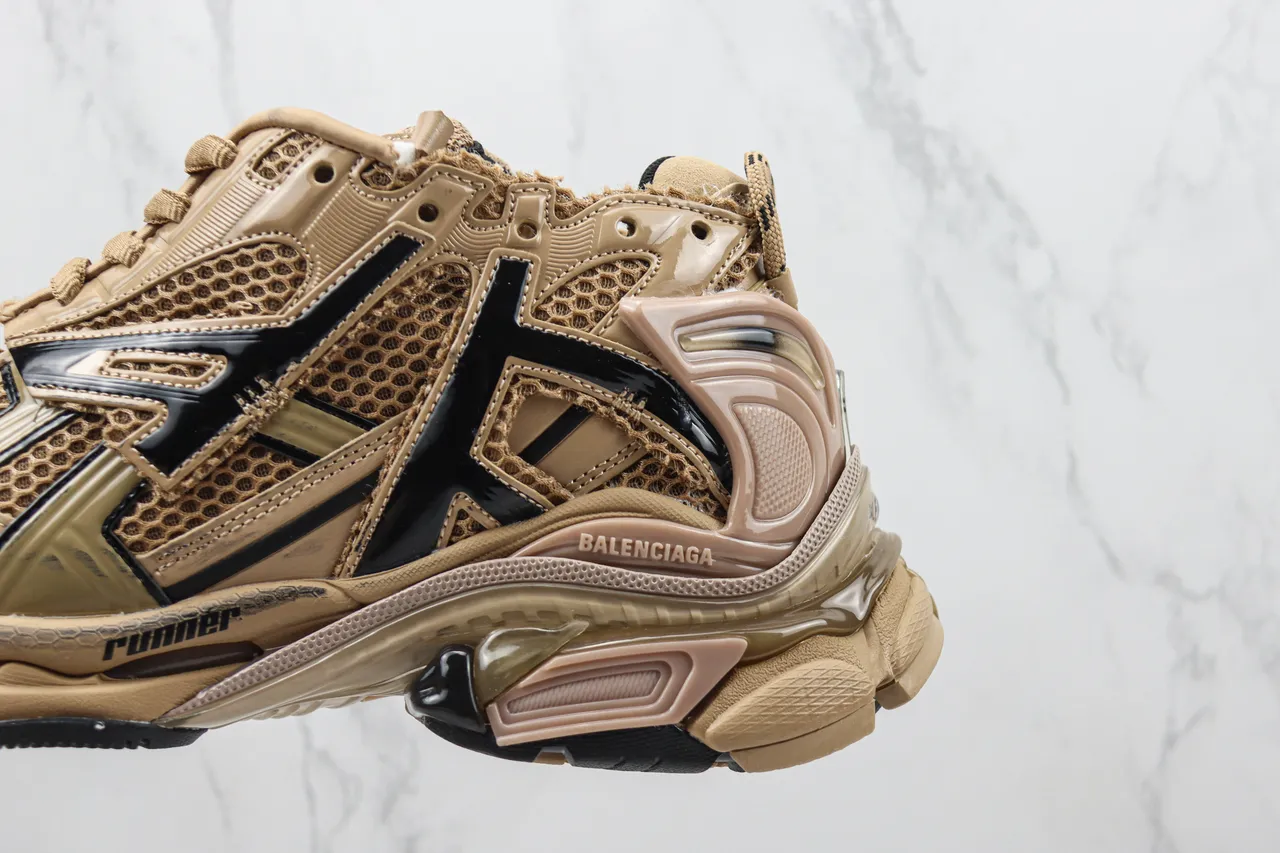 Balenciaga Runner বেইজ এবং কালো চাঙ্কি স্নিকার 7