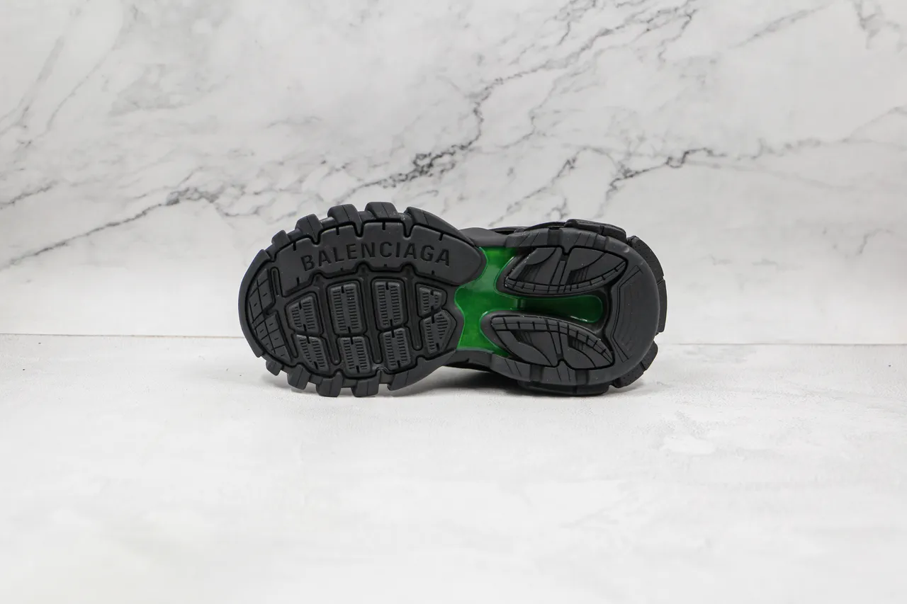 Balenciaga Runner কালো এবং নিয়ন গ্রিন চংকি স্নিকার্স 3