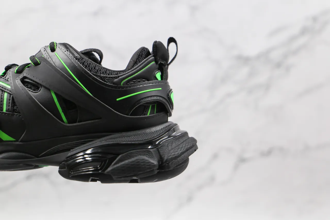Balenciaga Runner কালো এবং নিয়ন গ্রিন চংকি স্নিকার্স 4