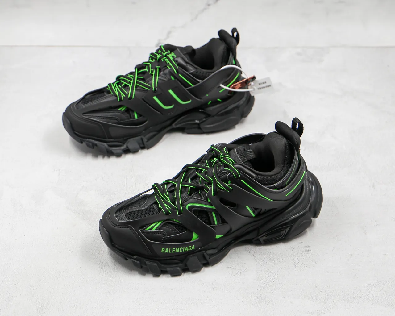 Balenciaga Runner কালো এবং নিয়ন গ্রিন চংকি স্নিকার্স 7