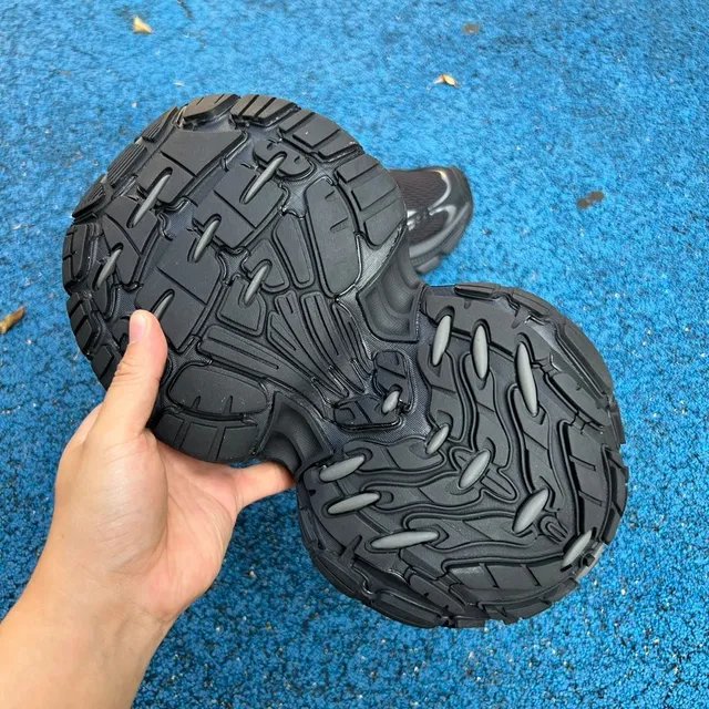 Balenciaga Tire 12 黑色厚底运动鞋 2