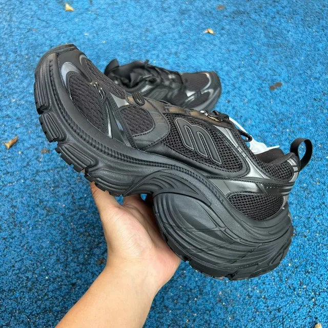 Balenciaga Tire 12 黑色厚底运动鞋 9