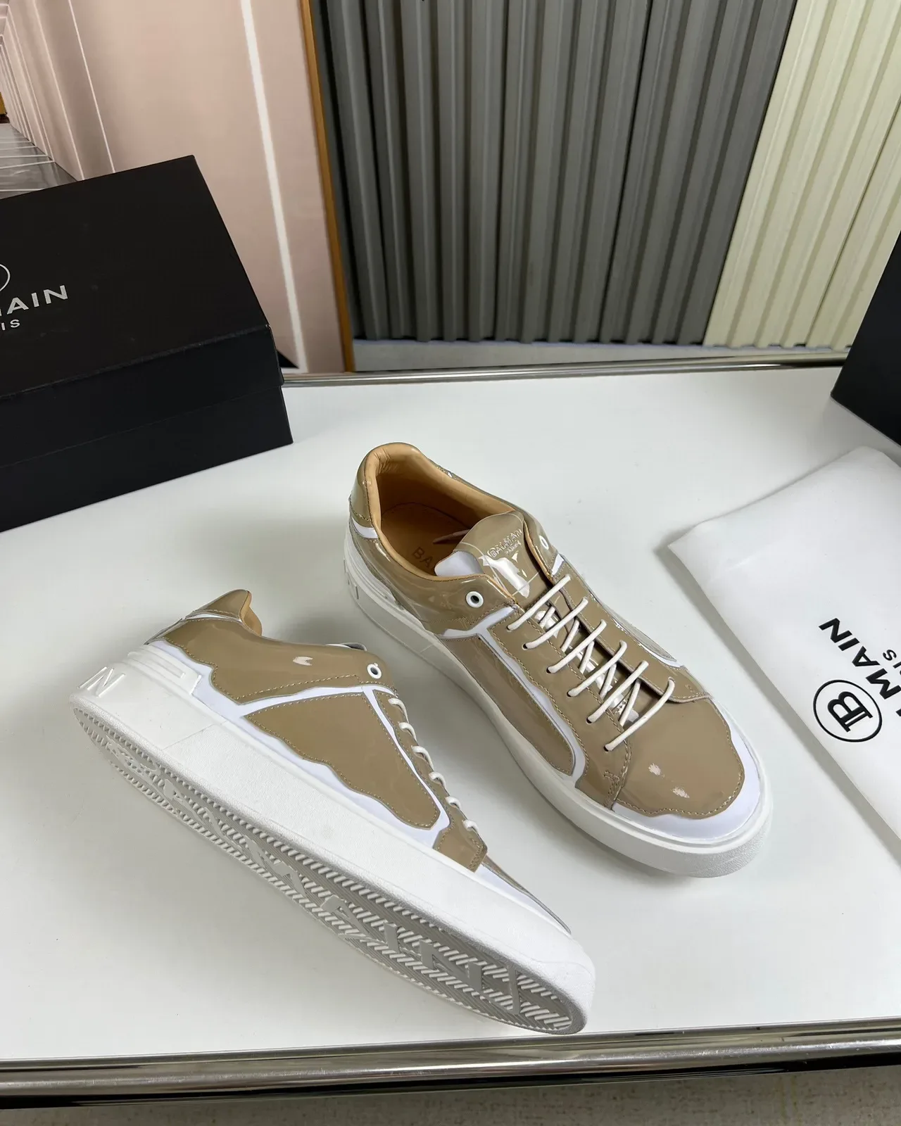Balmain B-Bold Beige et Blanc Cuir Verni Sneakers Lifestyle 5