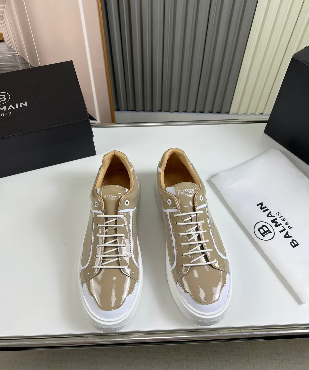 Balmain B-Bold Beige et Blanc Cuir Verni Sneakers Lifestyle 9