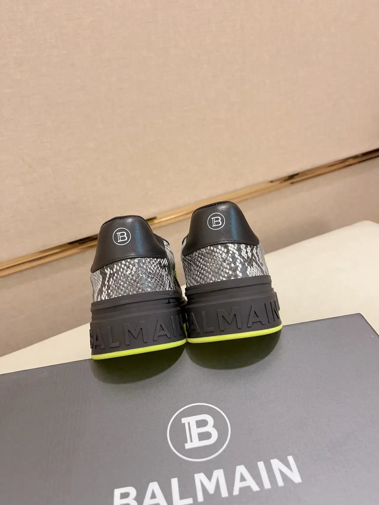 Balmain 黑色黄色平台鞋底网面和皮革面板生活方式运动鞋 8