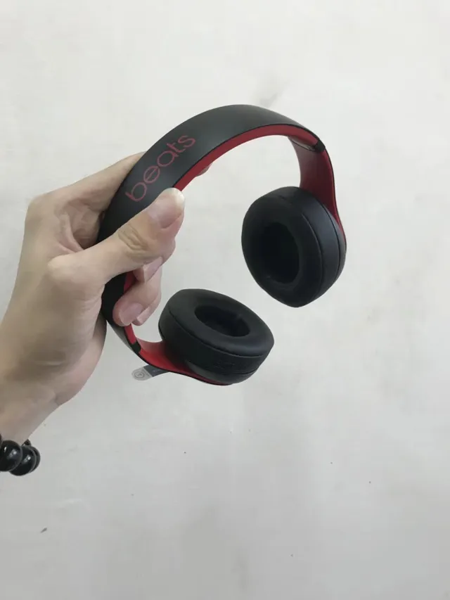 Beats Noir et Or Circumaural Diadème avec accents métalliques Casque over-ear 3