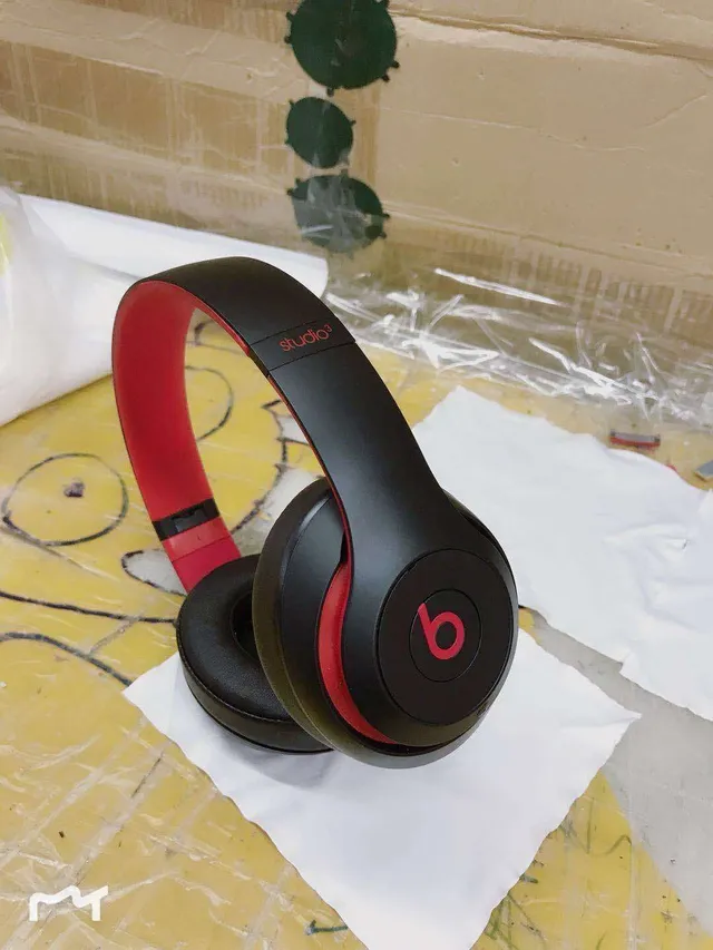 Beats Noir et Or Circumaural Diadème avec accents métalliques Casque over-ear 5