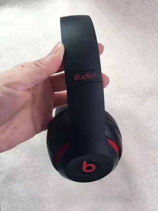 Beats Noir et Or Circumaural Diadème avec accents métalliques Casque over-ear 19