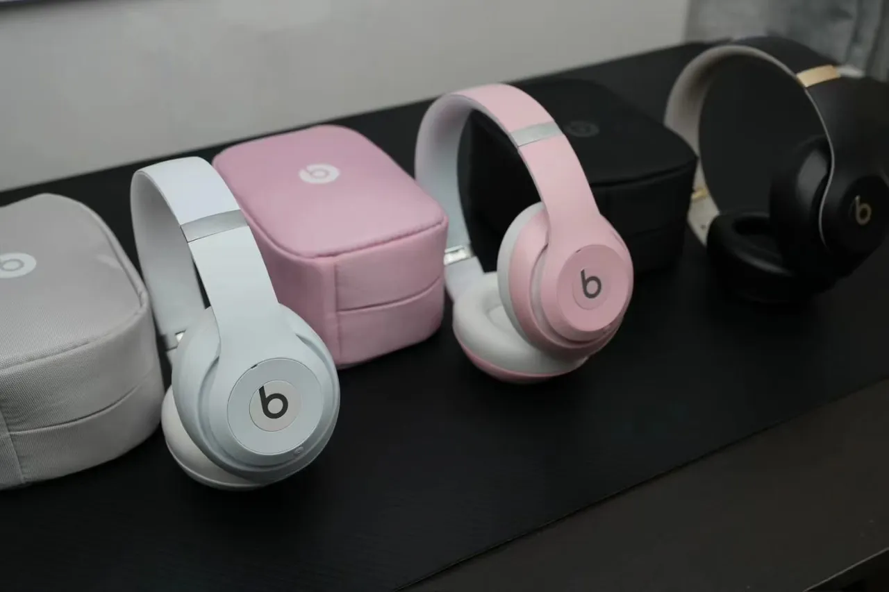 Beats fones de ouvido rosa e branco ao redor da orelha acolchoados com faixa para a cabeça sobre a orelha 6