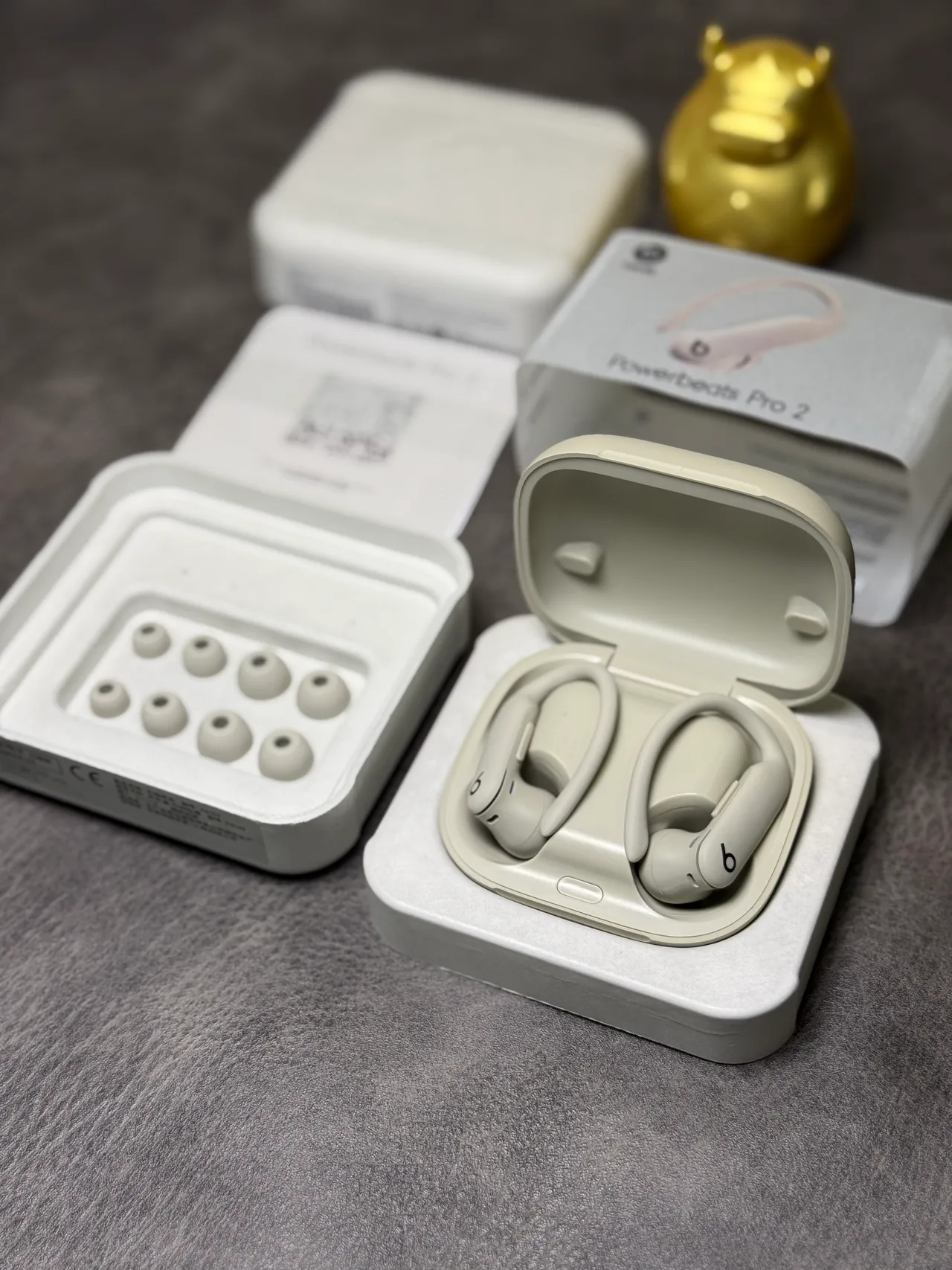 Beats Powerbeats Pro 2 भूरा-सफेद कॉम्पैक्ट गोलाकार केस मैट फिनिश TWS इयरबड्स 2