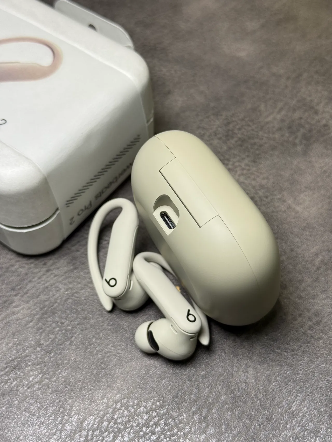 Beats Powerbeats Pro 2 भूरा-सफेद कॉम्पैक्ट गोलाकार केस मैट फिनिश TWS इयरबड्स 3