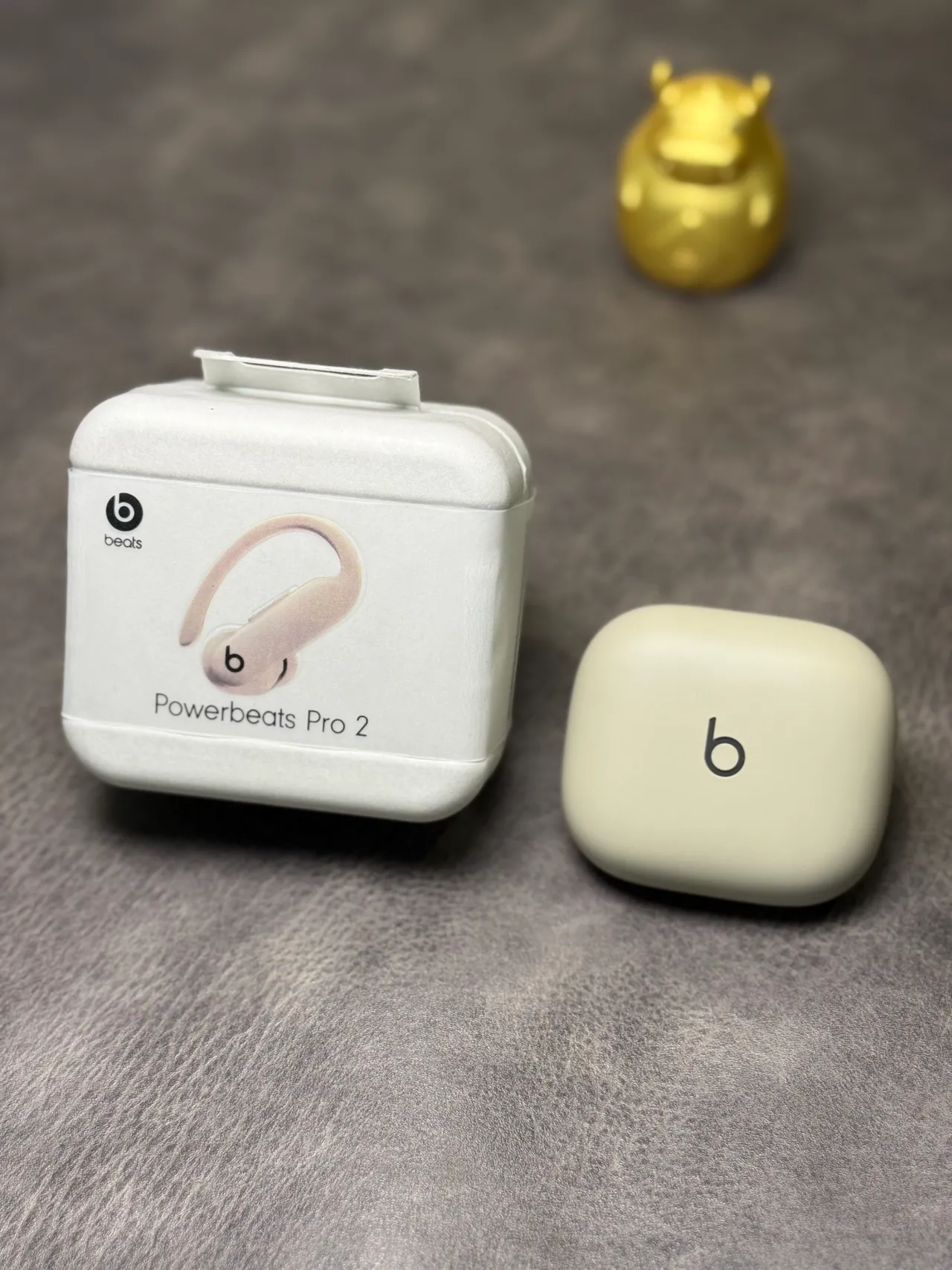 Beats Powerbeats Pro 2 भूरा-सफेद कॉम्पैक्ट गोलाकार केस मैट फिनिश TWS इयरबड्स 5