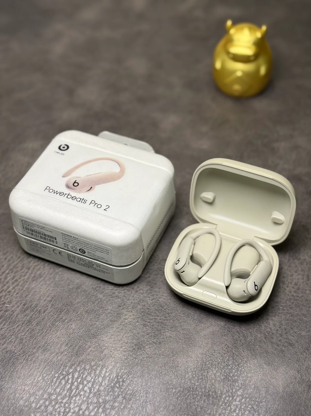 Beats Powerbeats Pro 2 भूरा-सफेद कॉम्पैक्ट गोलाकार केस मैट फिनिश TWS इयरबड्स 11