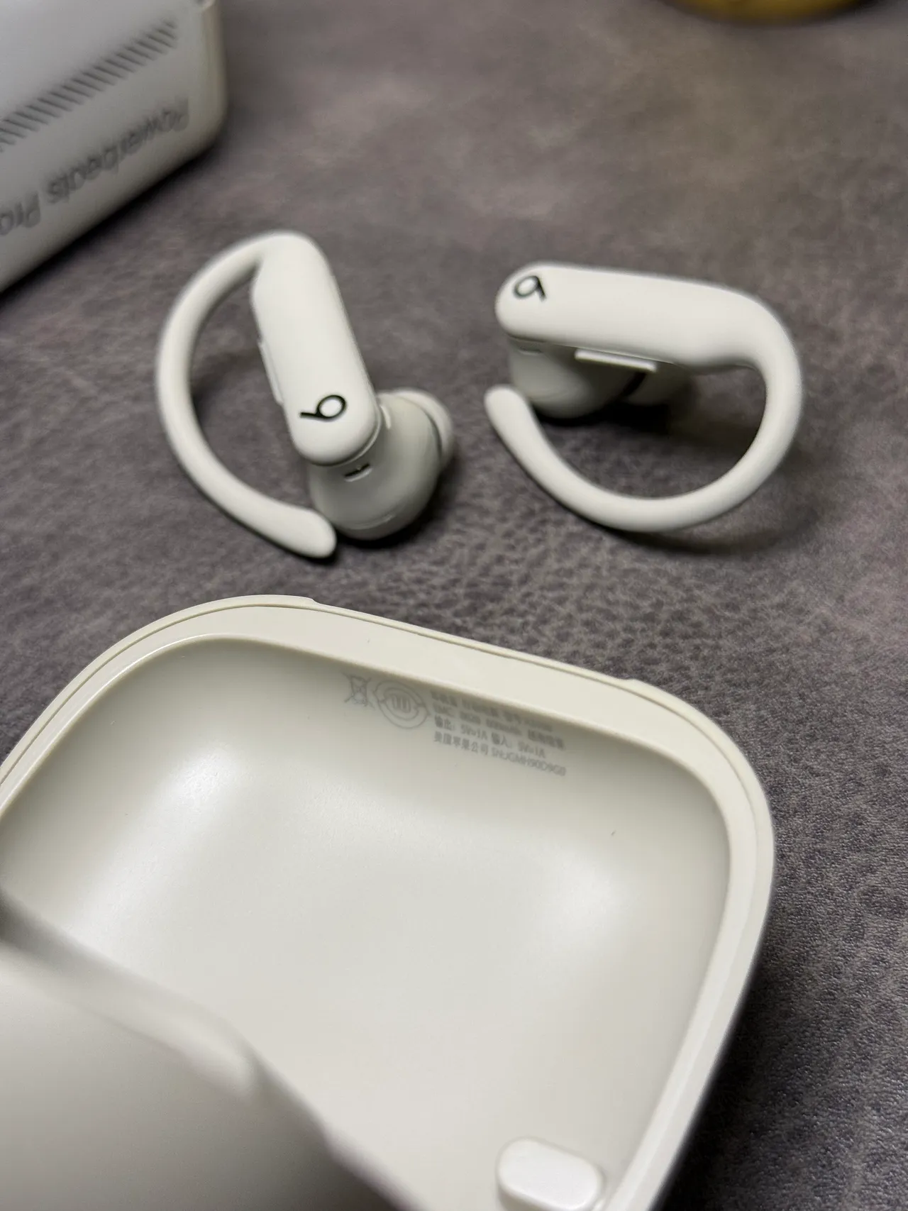 Beats Powerbeats Pro 2 भूरा-सफेद कॉम्पैक्ट गोलाकार केस मैट फिनिश TWS इयरबड्स 16