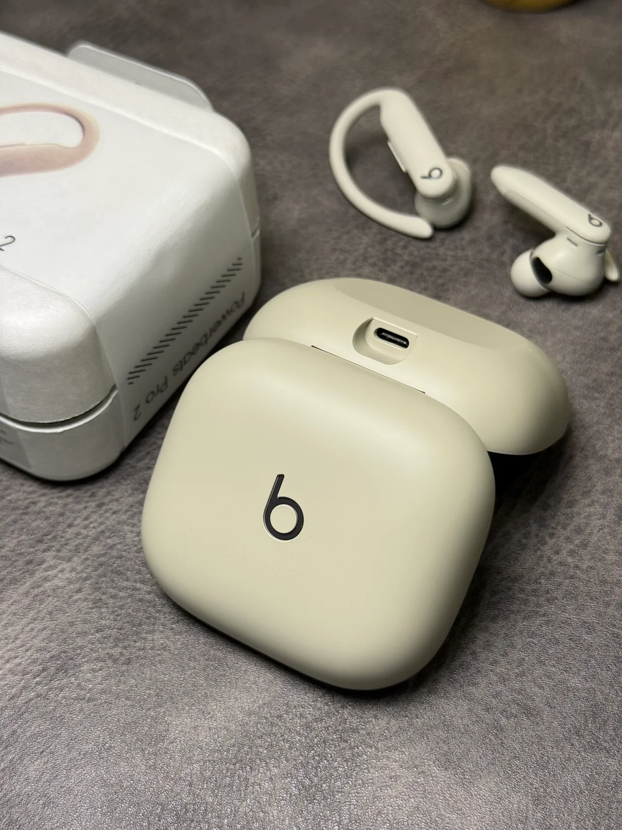 Beats Powerbeats Pro 2 भूरा-सफेद कॉम्पैक्ट गोलाकार केस मैट फिनिश TWS इयरबड्स 18
