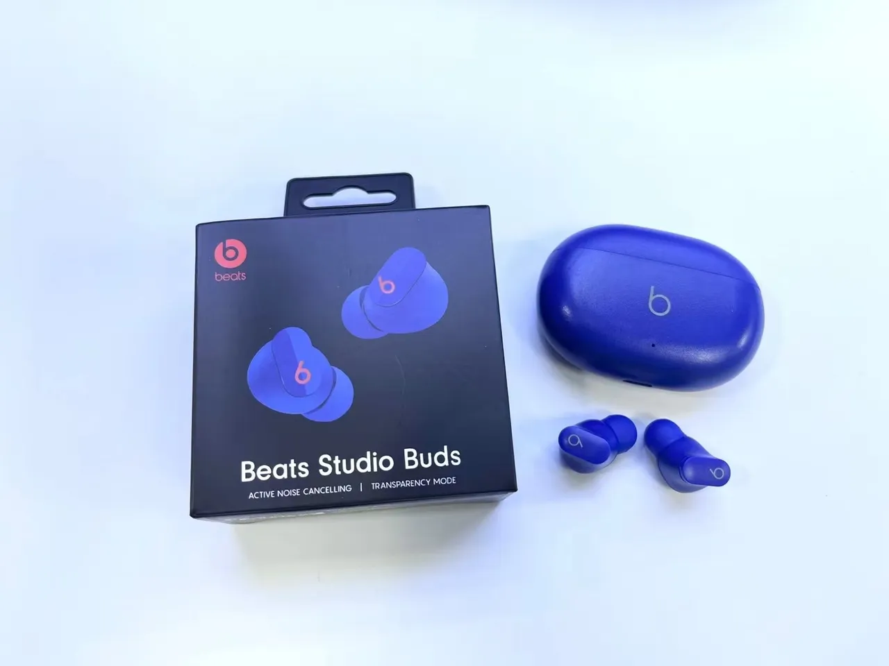 Beats Studio Buds 黑色紧凑充电盒 光泽表面 TWS 耳机 2