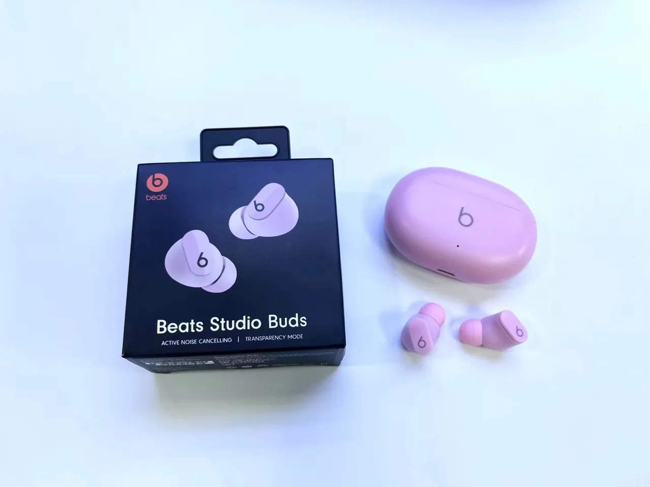 Beats Studio Buds 黑色紧凑充电盒 光泽表面 TWS 耳机 3