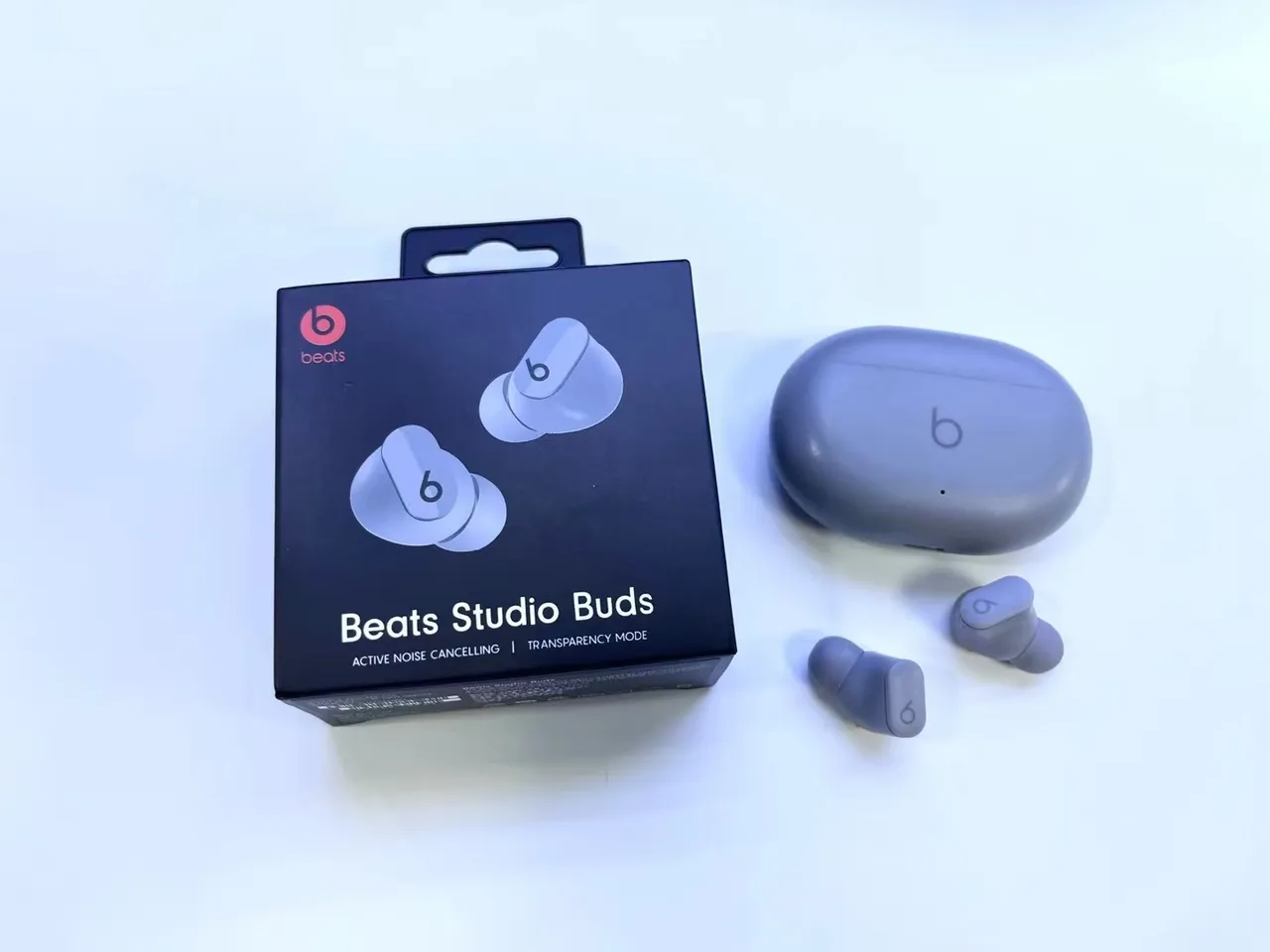 Beats Studio Buds 黑色紧凑充电盒 光泽表面 TWS 耳机 4