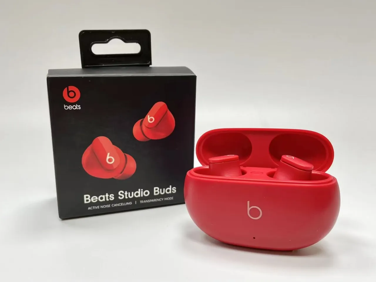 Beats Studio Buds 黑色紧凑充电盒 光泽表面 TWS 耳机 5