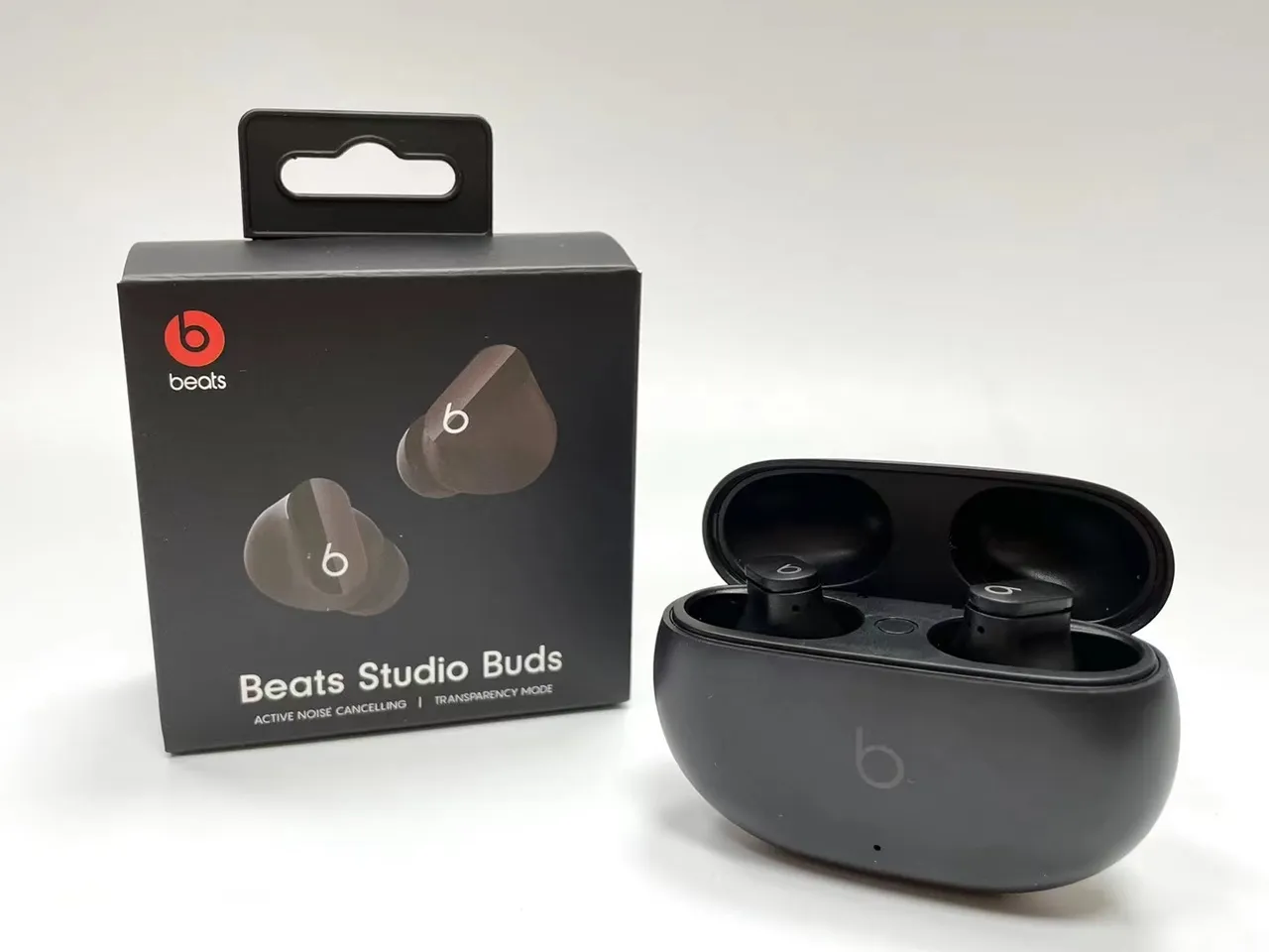 Beats Studio Buds 黑色紧凑充电盒 光泽表面 TWS 耳机 6