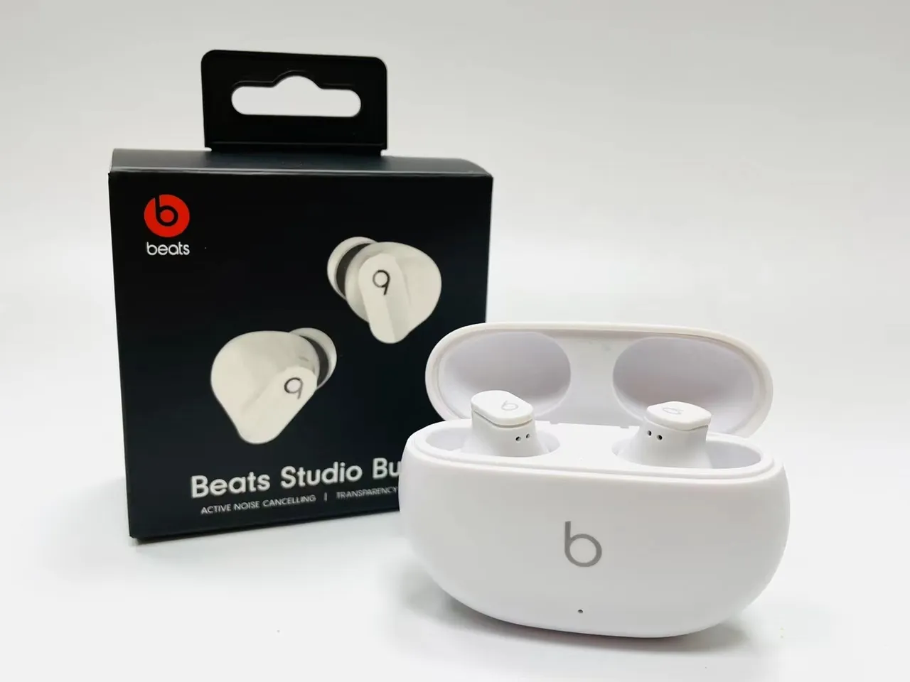 Beats Studio Buds 黑色紧凑充电盒 光泽表面 TWS 耳机 7