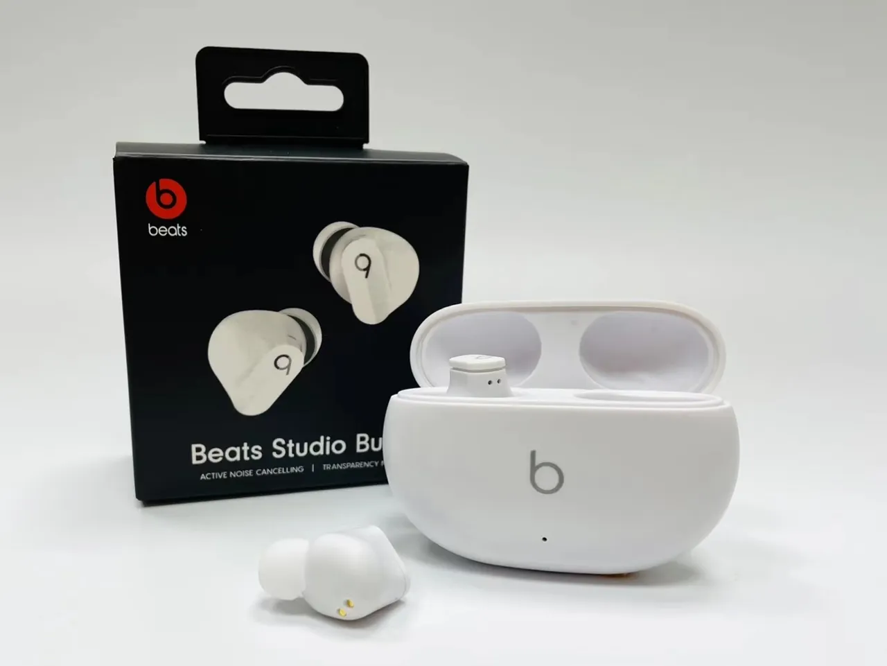 Beats Studio Buds 黑色紧凑充电盒 光泽表面 TWS 耳机 8