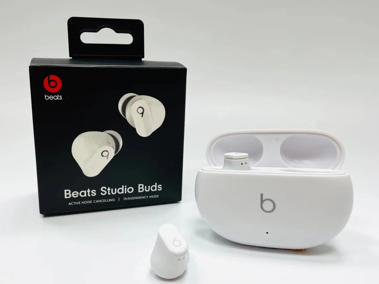 Beats Studio Buds 黑色紧凑充电盒 光泽表面 TWS 耳机 9