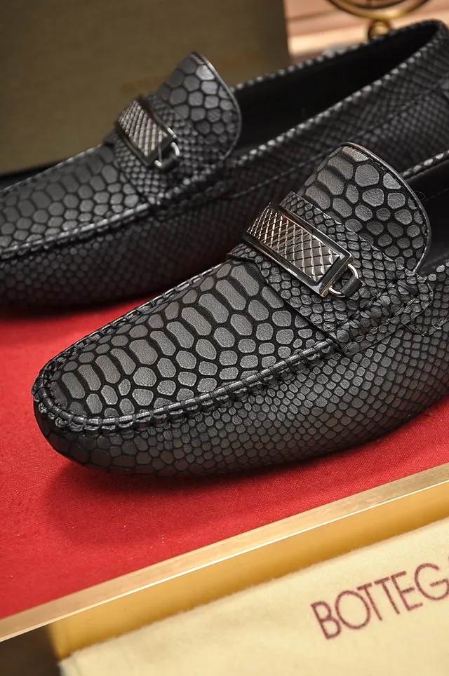 Bottega Veneta Andiamo काला एम्बॉस्ड लेदर लুফার 2