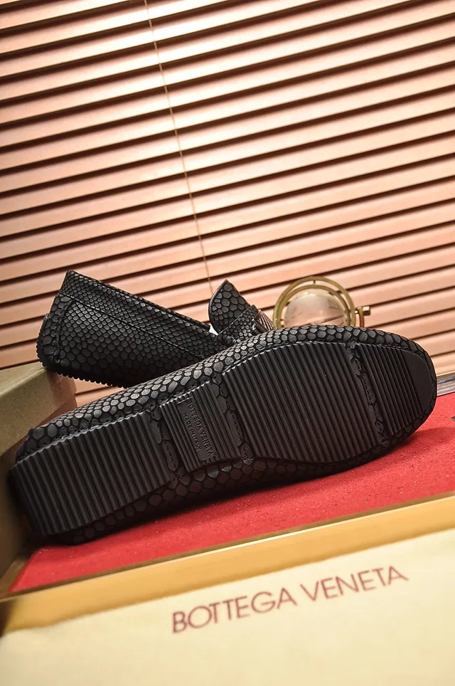 Bottega Veneta Andiamo काला एम्बॉस्ड लेदर लুফার 3