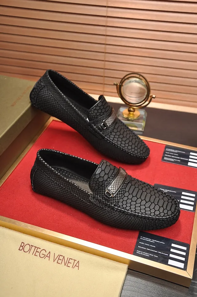 Bottega Veneta Andiamo काला एम्बॉस्ड लेदर लুফার 4