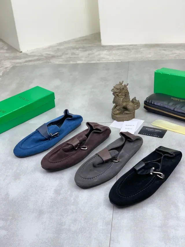 Bottega Veneta أزرق بحري سويد علية جلد ناعم حزام لوفر 2
