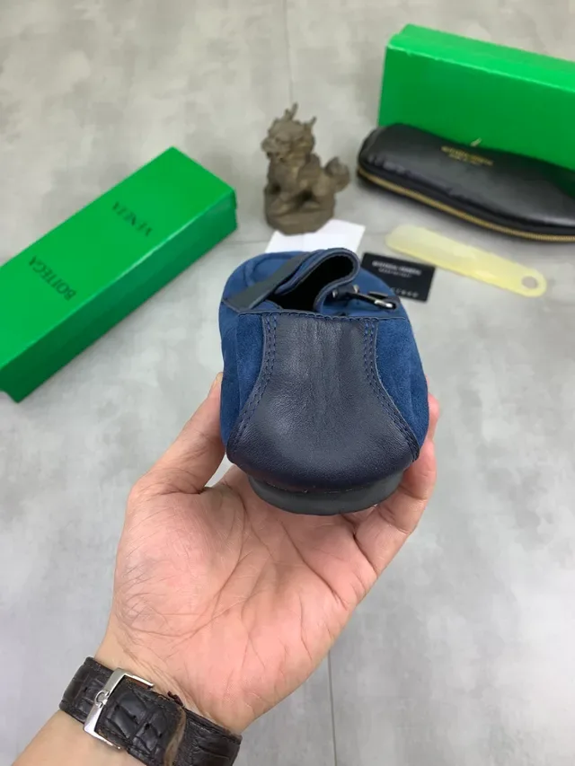 Bottega Veneta أزرق بحري سويد علية جلد ناعم حزام لوفر 3