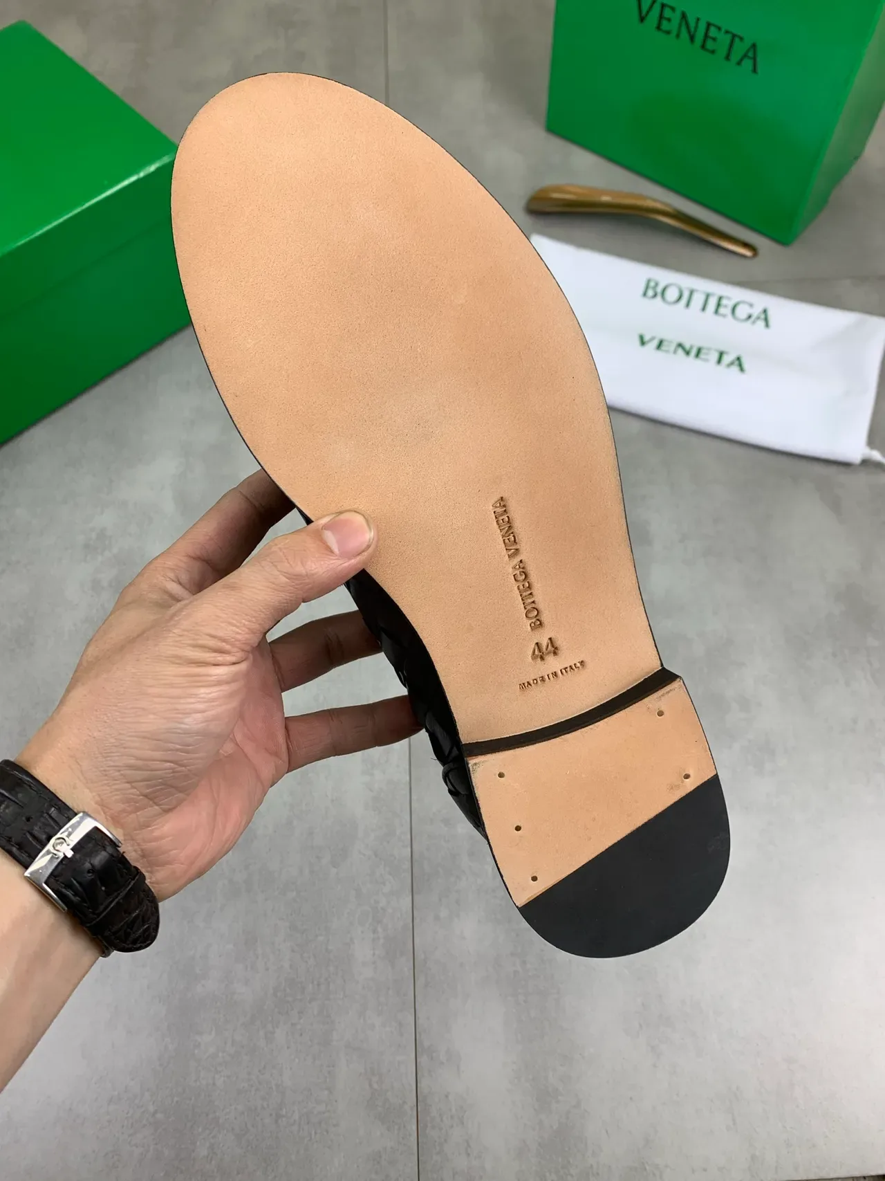Bottega Veneta Cassette Loafer أحذية سوداء من جلد متشابك 3