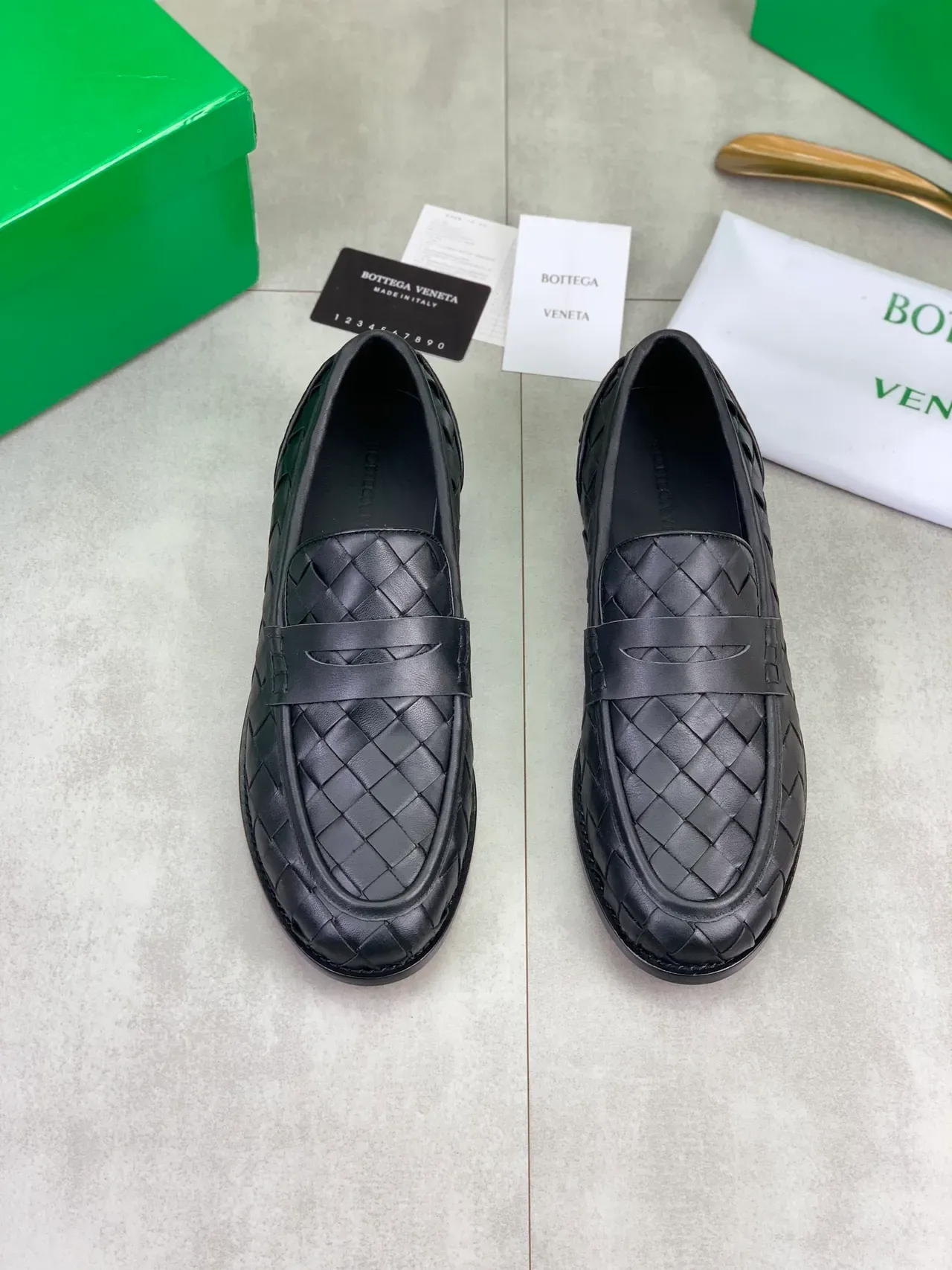 Bottega Veneta Cassette Loafer أحذية سوداء من جلد متشابك 4