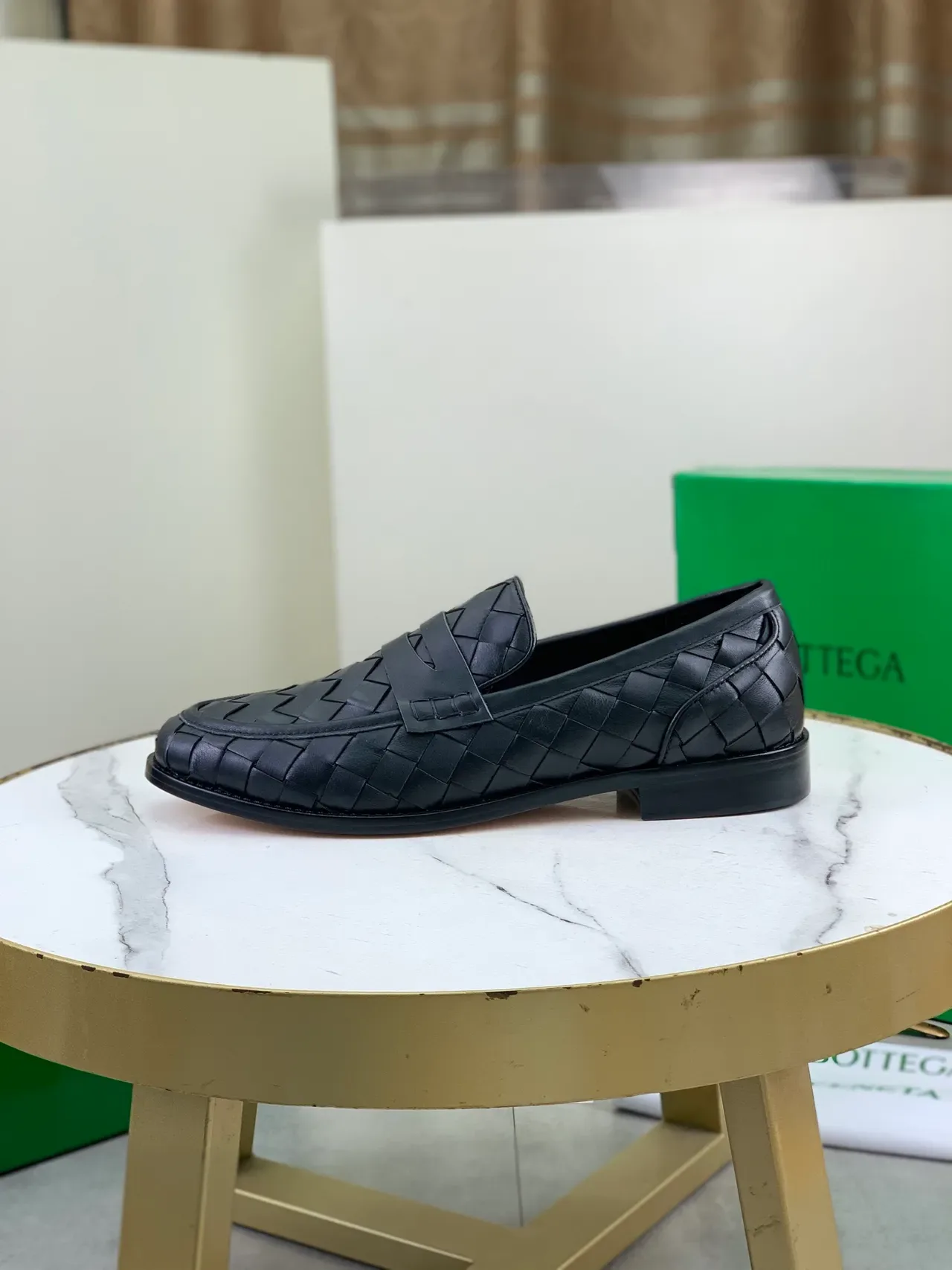 Bottega Veneta Cassette Loafer أحذية سوداء من جلد متشابك 5