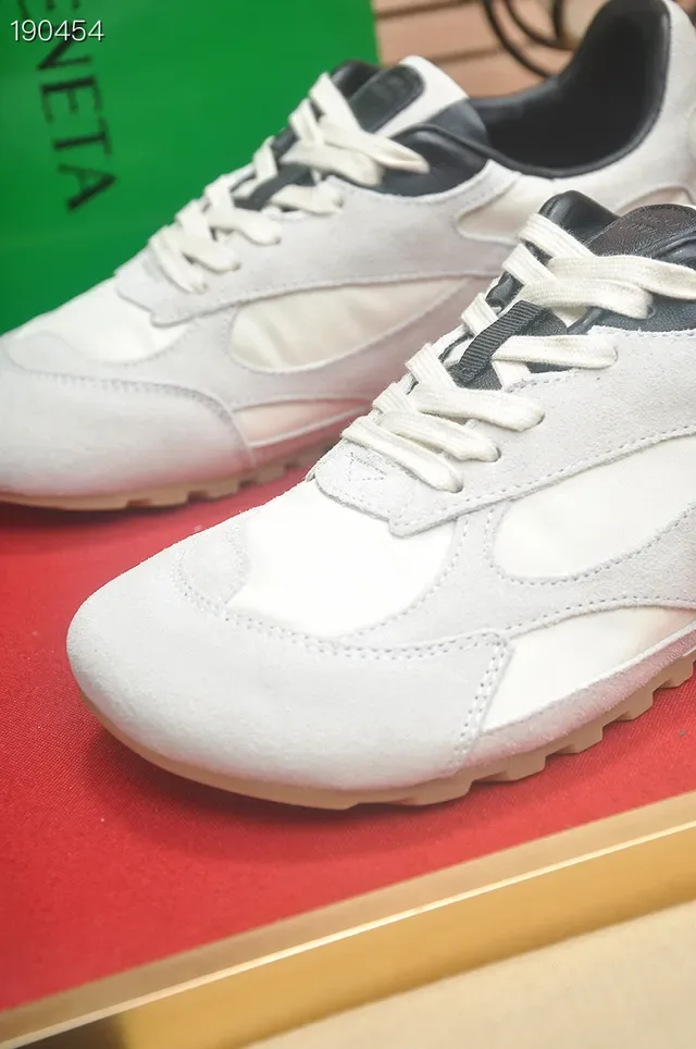 Bottega Veneta Off-White حذاء رياضي أسلوب الحياة من الجلد المخملي 3