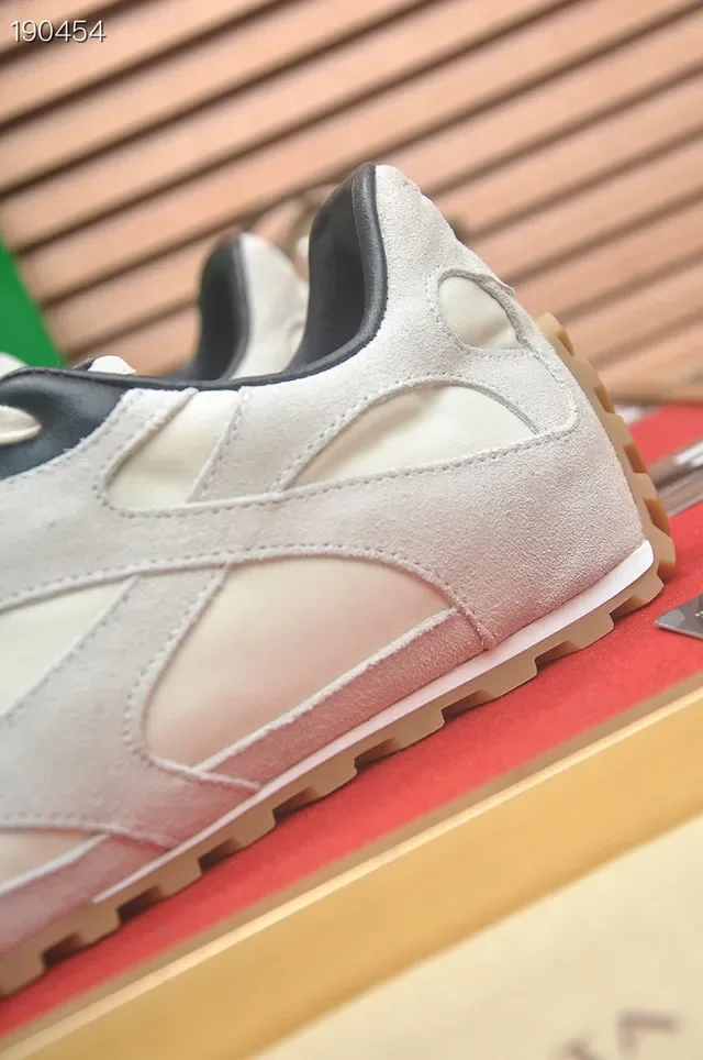 Bottega Veneta Off-White حذاء رياضي أسلوب الحياة من الجلد المخملي 4
