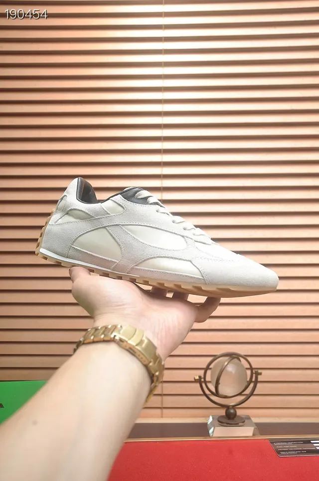 Bottega Veneta Off-White حذاء رياضي أسلوب الحياة من الجلد المخملي 5