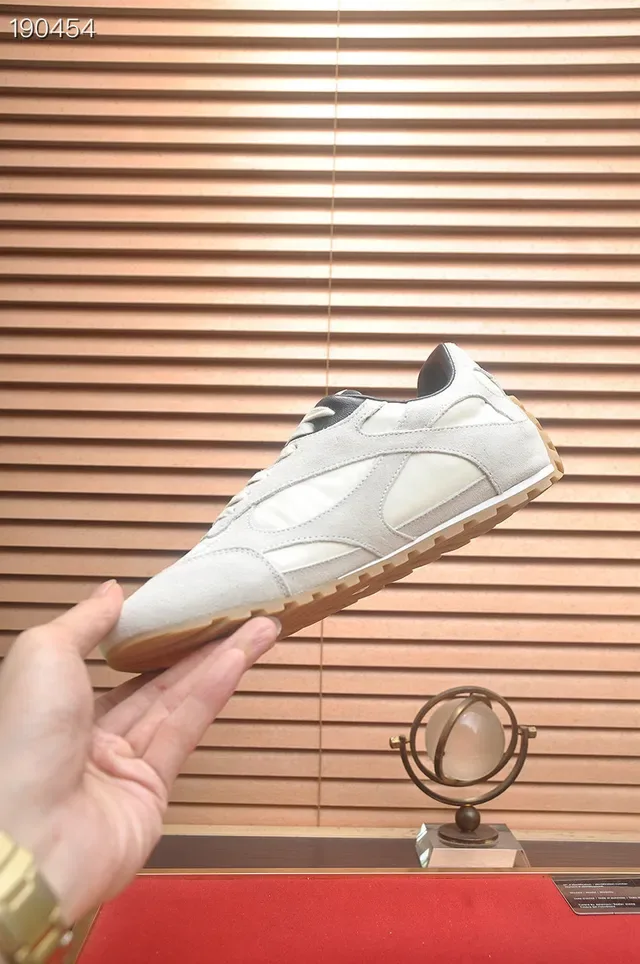 Bottega Veneta Off-White حذاء رياضي أسلوب الحياة من الجلد المخملي 6
