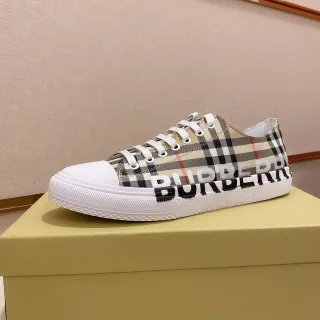 Burberry أحذية رياضية بنية بيضاء بنمط مربعات قماش مطبوع بشعار نعل متوسط أسلوب حياة