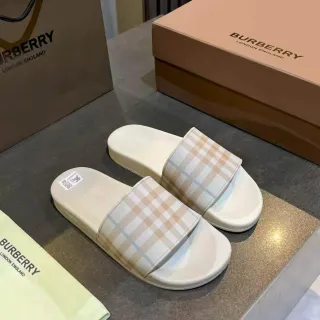 بربري بيج أبيض حذاء منزلي بشريط واحد بنمط مربعات