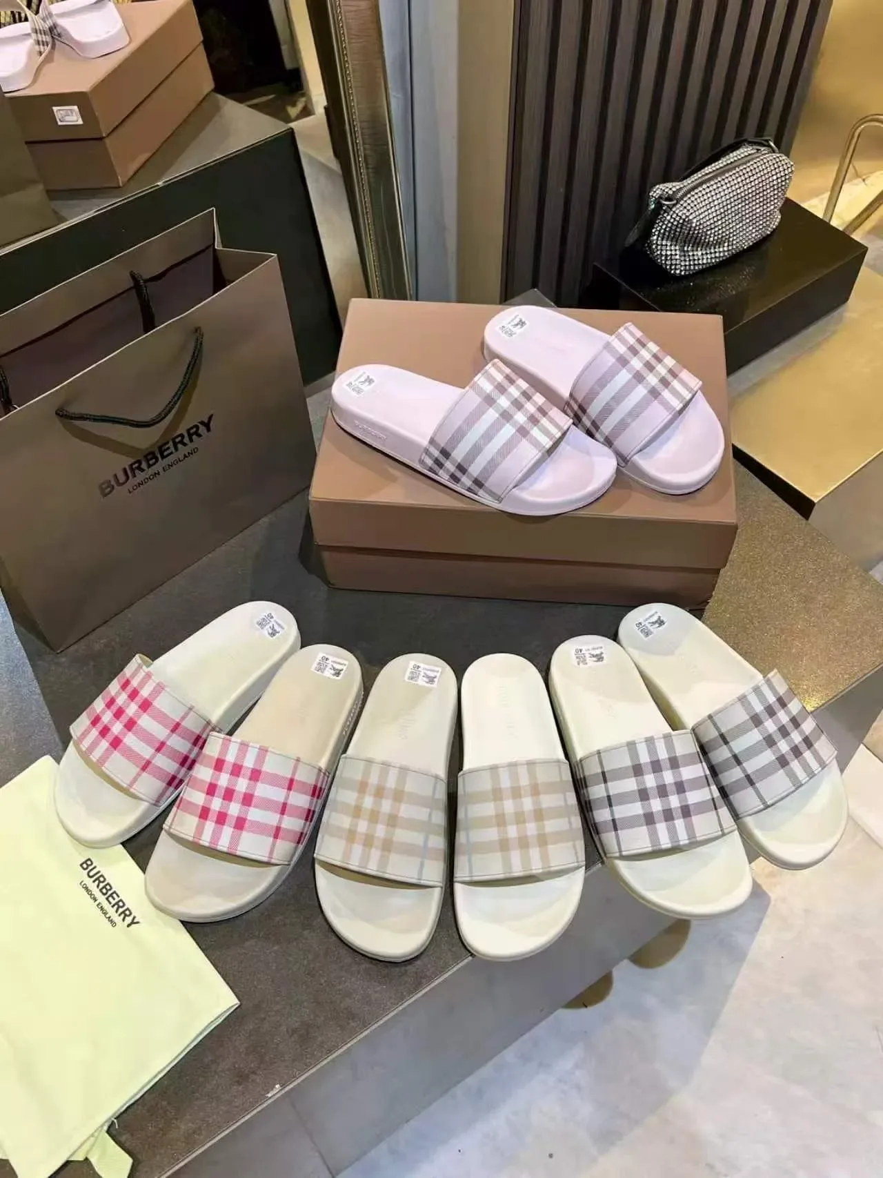 Burberry Bege Branco Zapatilhas de uma alça com padrão xadrez 2