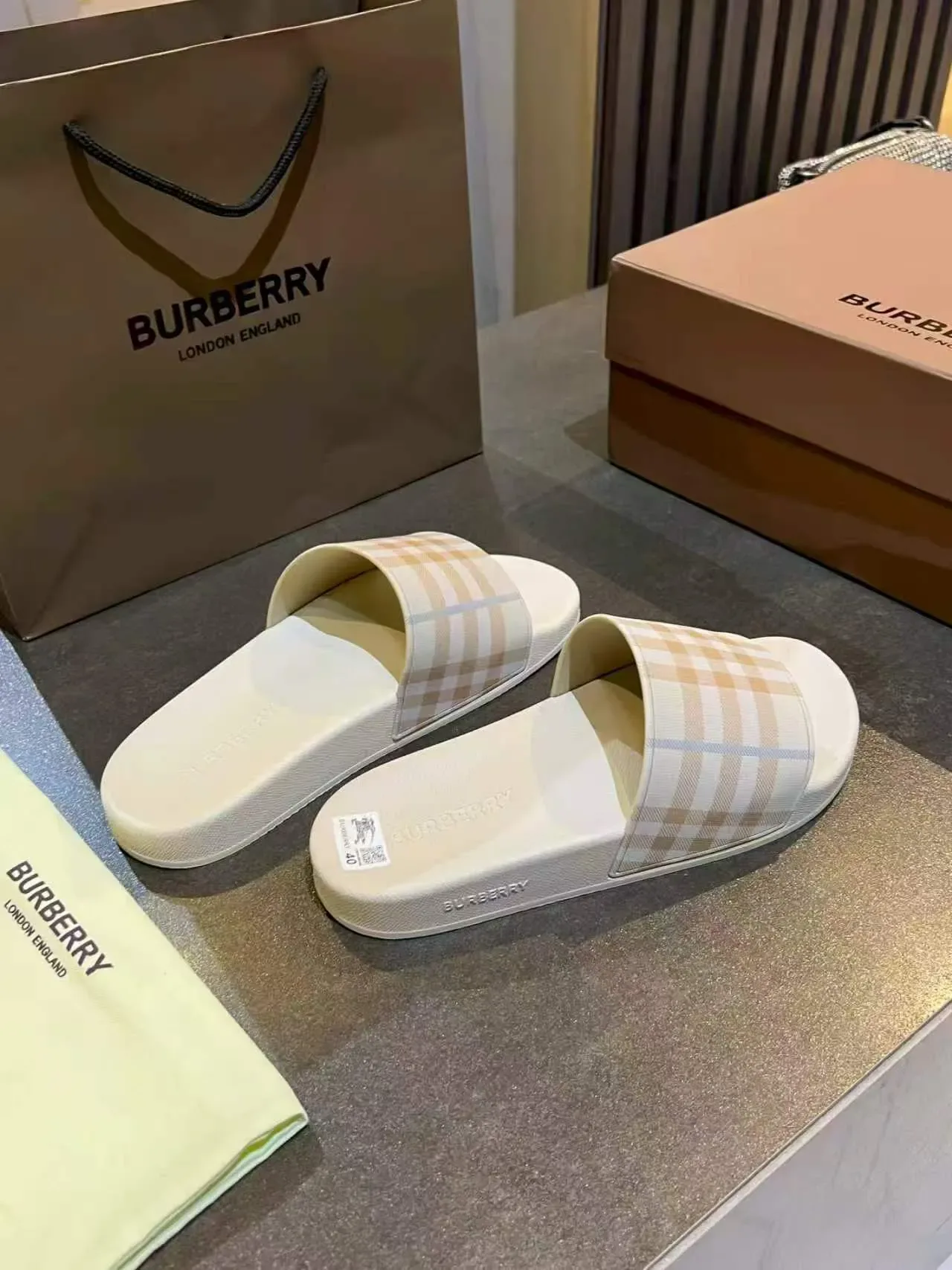 Burberry Bege Branco Zapatilhas de uma alça com padrão xadrez 3