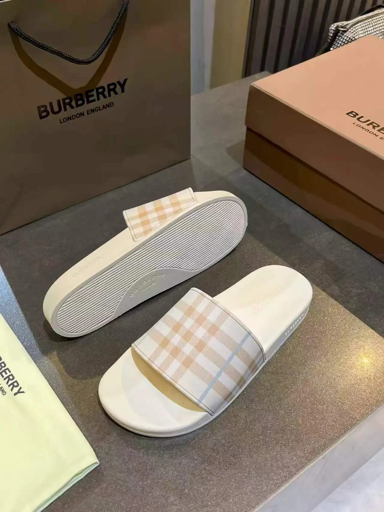 Burberry Bege Branco Zapatilhas de uma alça com padrão xadrez 4