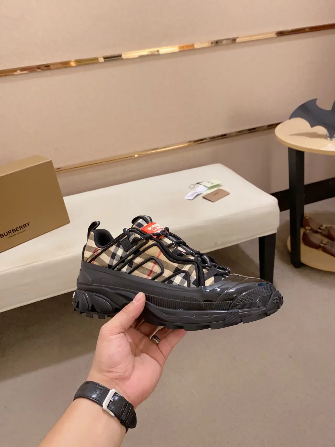 Burberry Preto Bege Sola Esculpida Borracha Brilhante Tênis Chunky 4
