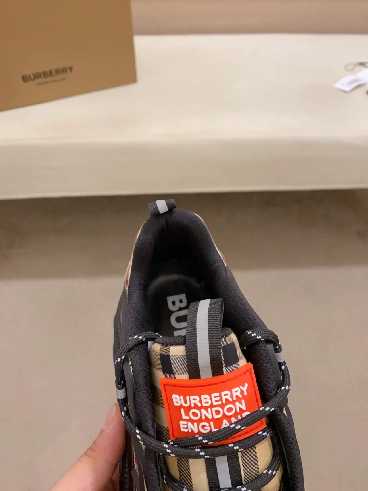 Burberry Preto Bege Sola Esculpida Borracha Brilhante Tênis Chunky 6