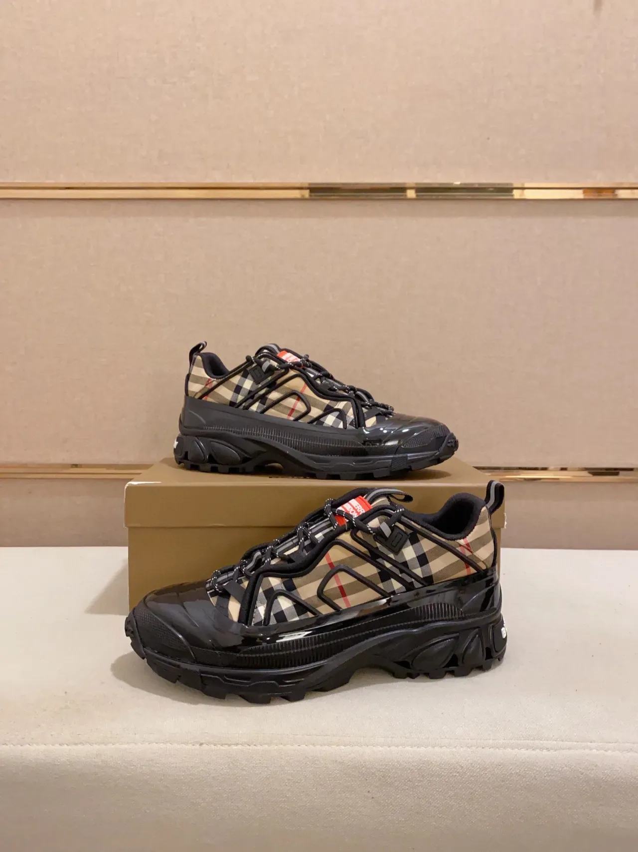 Burberry Preto Bege Sola Esculpida Borracha Brilhante Tênis Chunky 7