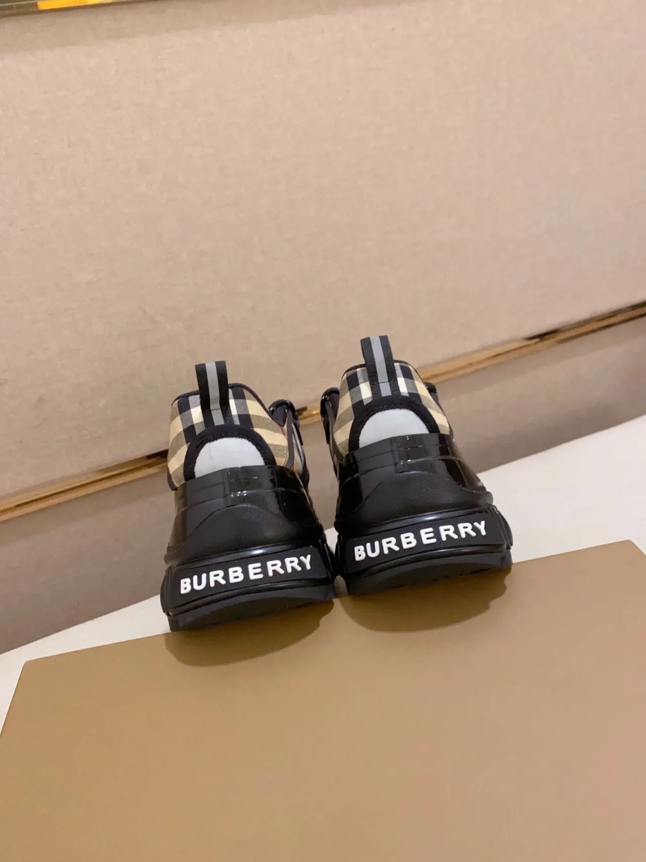 Burberry Preto Bege Sola Esculpida Borracha Brilhante Tênis Chunky 8