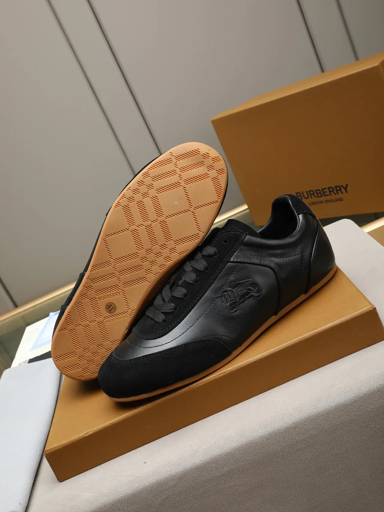 Burberry কালো বাদামি এমব্রয়ডার্ড ইকুয়েস্ট্রিয়ান নাইট মিক্সড লেদার এবং স্যুড লাইফস্টাইল স্নিকার্স 5